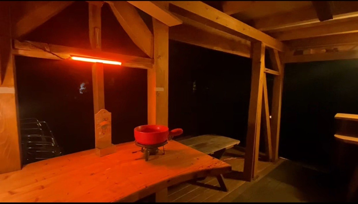 HCL Vogelhaus am Abend